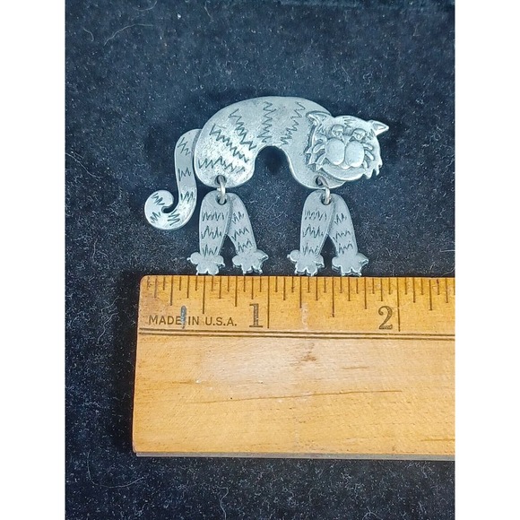 Sleepy tabby cat with Dangle legs Brooch Pin - Signed JJ - Picture 6 of 11